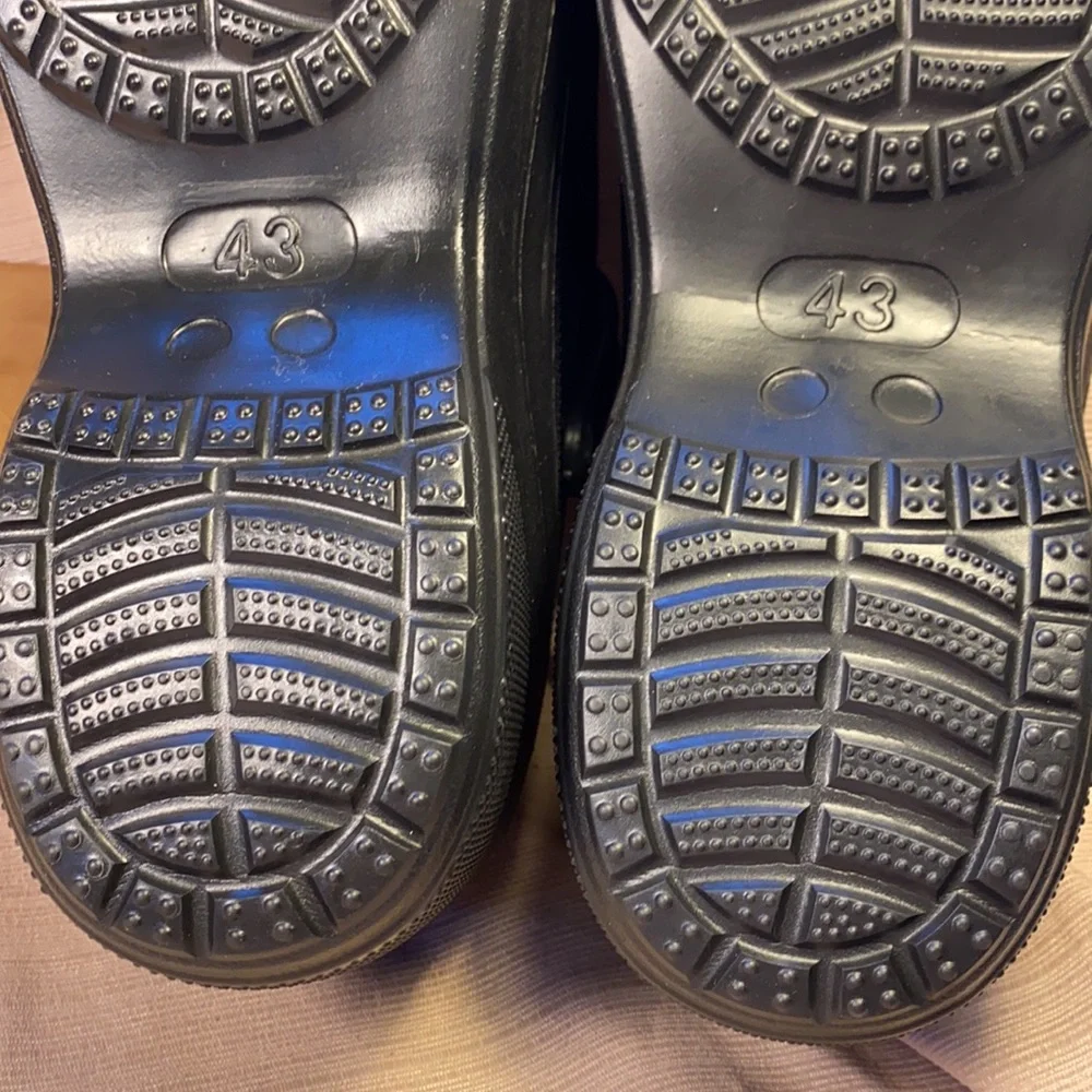 NWOT never worn platform mules w/4 nurse jibbitz